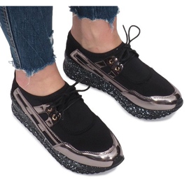 Schwarze Sport-Sneaker auf der Calixte-Plattform 1