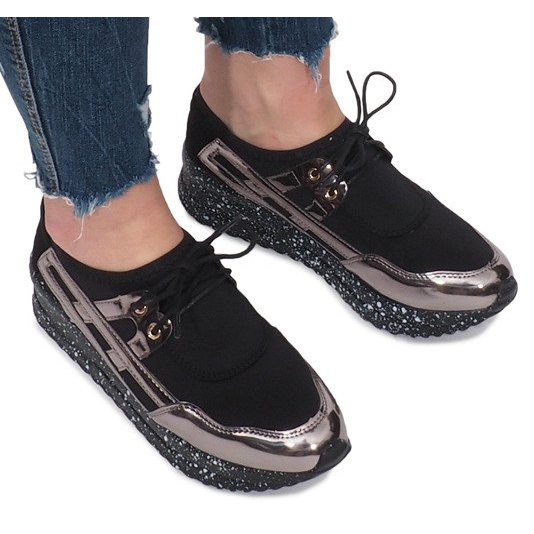 Schwarze Sport-Sneaker auf der Calixte-Plattform 1