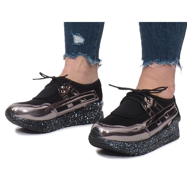 Schwarze Sport-Sneaker auf der Calixte-Plattform 2