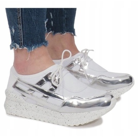 Weiße Sport-Sneaker auf der Calixte-Plattform 1