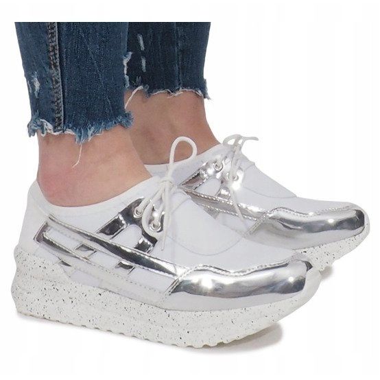 Weiße Sport-Sneaker auf der Calixte-Plattform 1