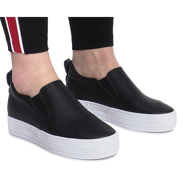 Schwarze, durchbrochene Sneakers auf einem Rockvale-Wedge 2