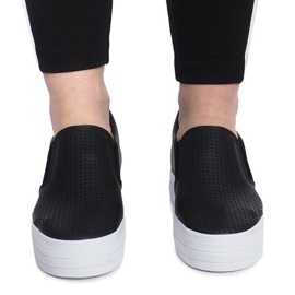 Schwarze, durchbrochene Sneakers auf einem Rockvale-Wedge 1