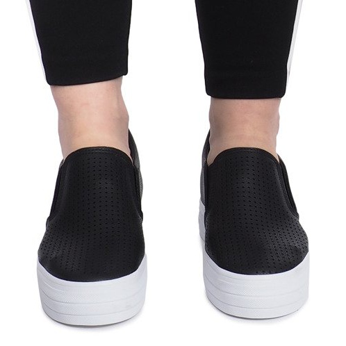 Schwarze, durchbrochene Sneakers auf einem Rockvale-Wedge 1