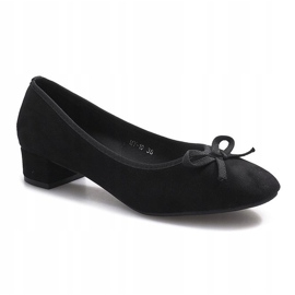 Schwarze Pumps am Espanola-Pfosten 1