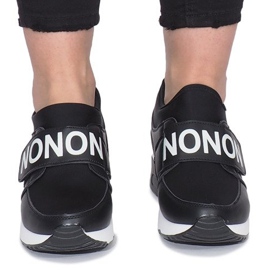 Schwarze Sport-Sneaker auf dem Monon-Wedge 1