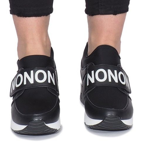 Schwarze Sport-Sneaker auf dem Monon-Wedge 1