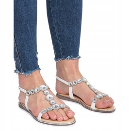Weiße flache Sandalen mit Indulge-Diamanten 2