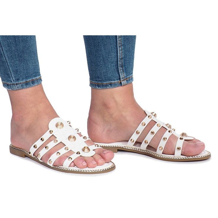 Weiße Hausschuhe mit Rabelle-Nieten 1