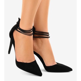 Schwarze Pumps an einer Anstecknadel 6941-P 2