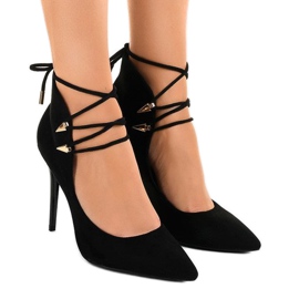 Schwarze Pumps an einer gebundenen Anstecknadel 6251-P 1