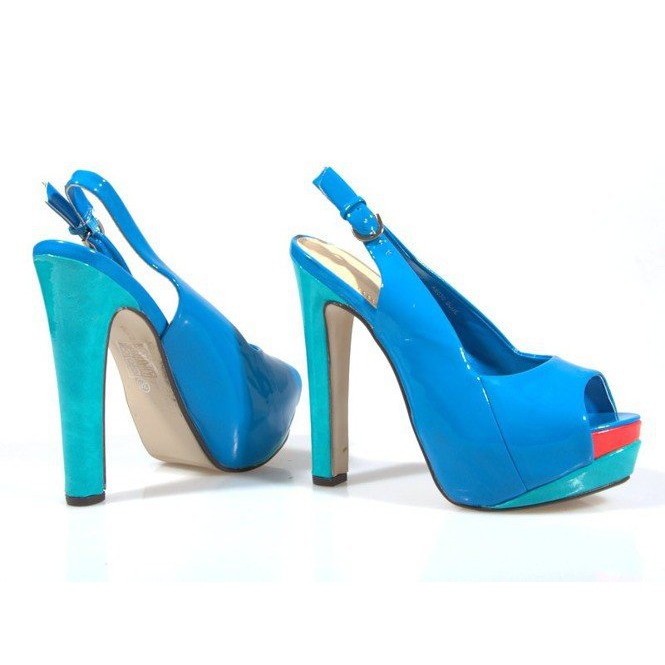 Pumps Sandalen auf der blauen Plattform des A8030 1