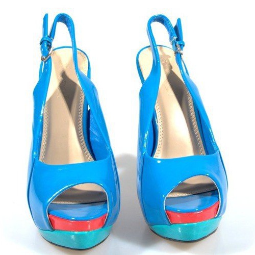 Pumps Sandalen auf der blauen Plattform des A8030 2