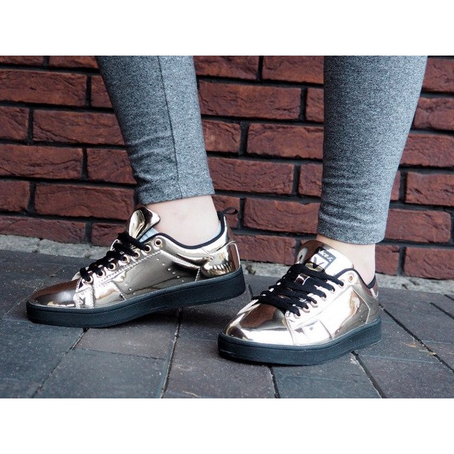 Q45 Goldene Turnschuhe 1