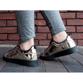 Q45 Goldene Turnschuhe 2