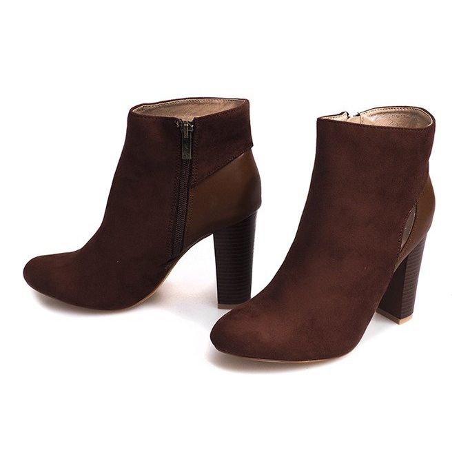 Braune Wildlederstiefel auf einer Säule mit Reißverschluss 2