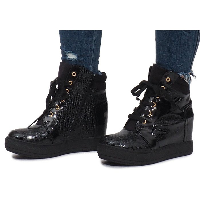 Schwarz lackierte Sneaker am Snake Wedge 2