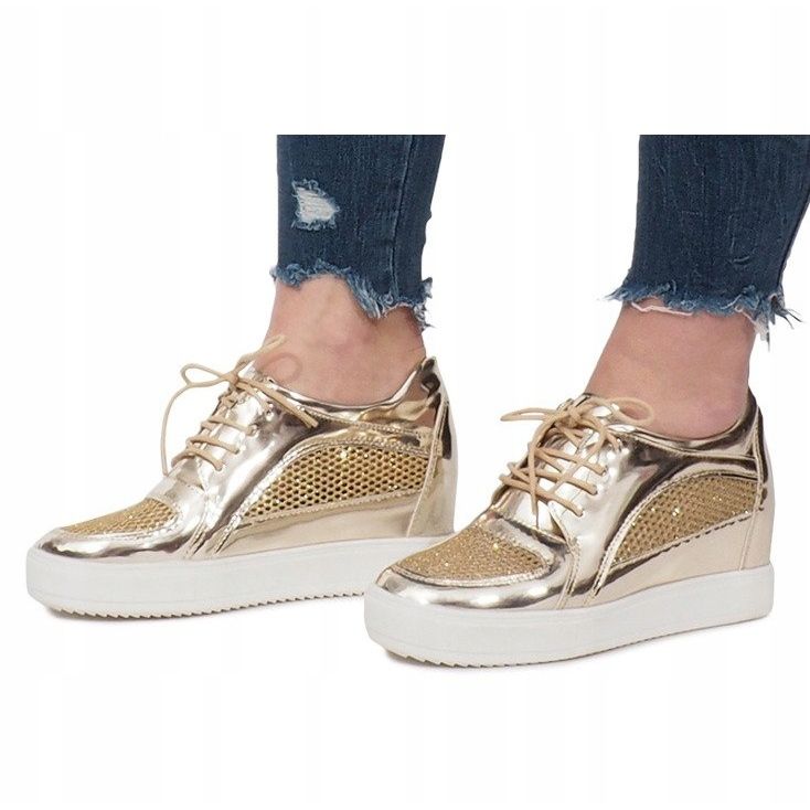 Adeles gold lackierte, durchbrochene Sneakers golden 1