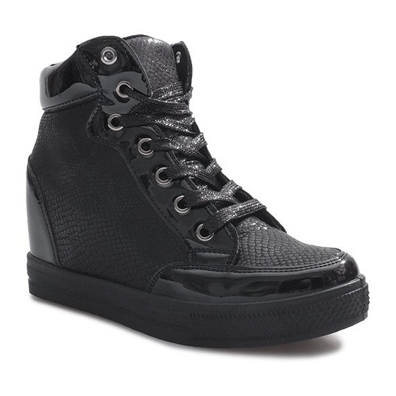 Schwarz lackierte Sneaker am Snake Wedge 1
