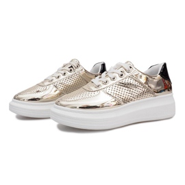 Adeles gold lackierte, durchbrochene Sneakers golden 1