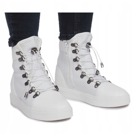 Weiße durchbrochene Sneakers am Mathilde Wedge 2
