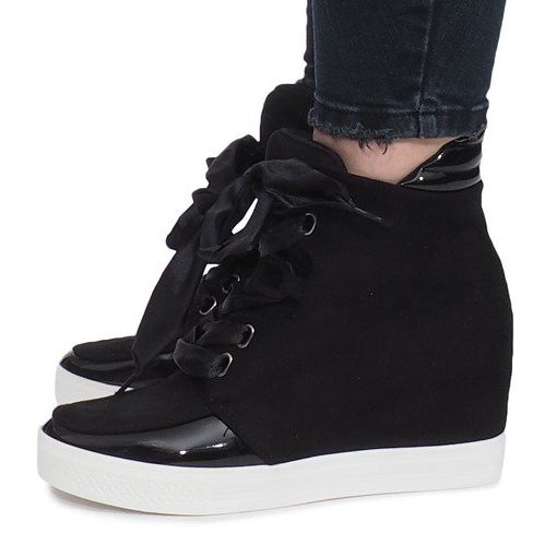 Schwarze Wildleder-Sneaker von Nathalie 2
