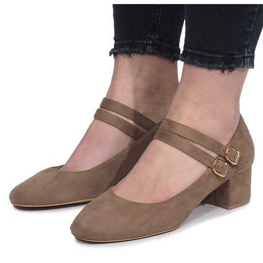 Beige Pumps am Tamara Pfosten 1