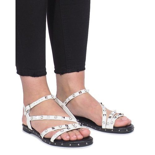 Weiße flache Sandalen mit Erblüh-Nieten 2