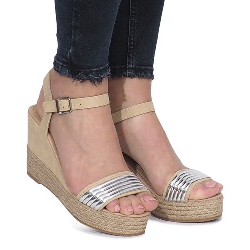 Beige Sandalen auf einem zarten Glam Shine Keilabsatz 1