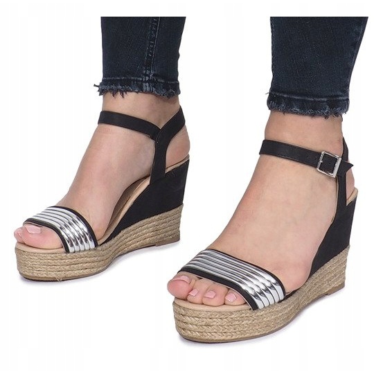 Schwarze Sandalen auf einem zarten Glam Shine Keilabsatz 1