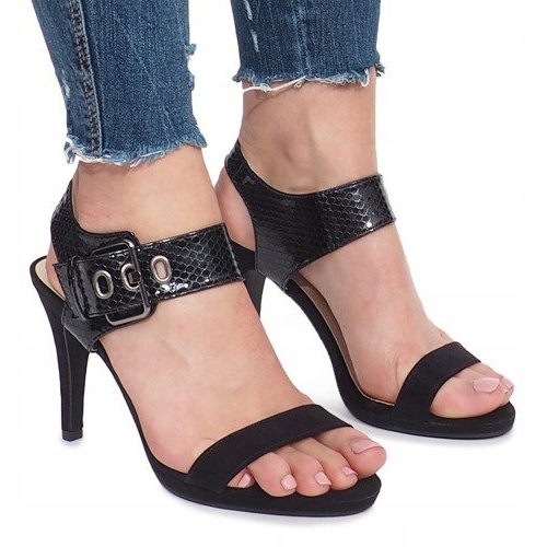 Schwarze Sandalen auf einem Colier-Pfosten 2