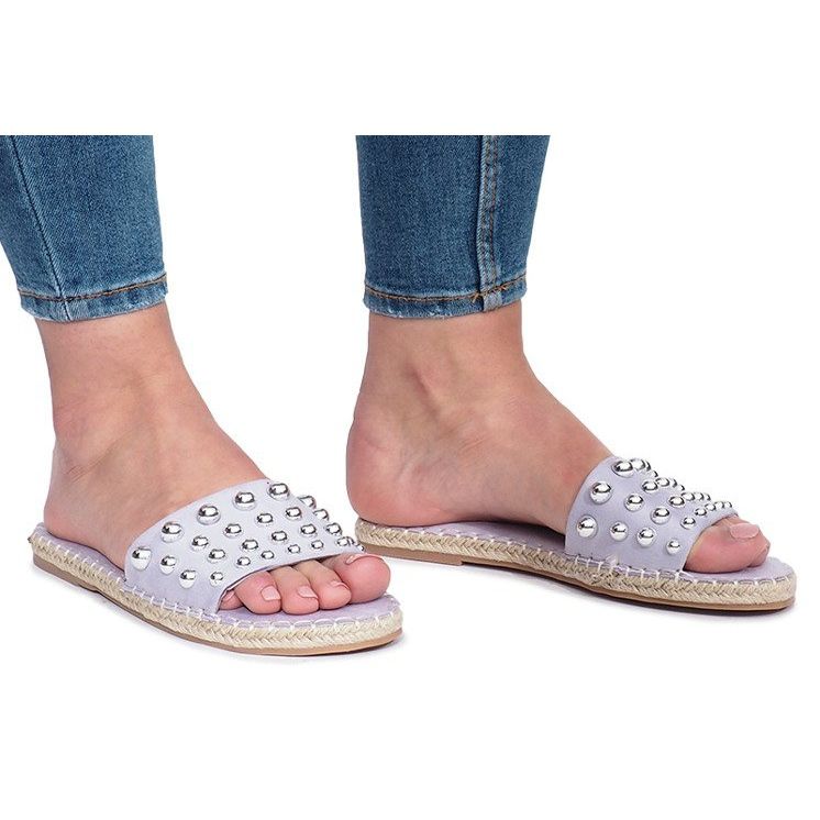 Violette Hausschuhe mit Mocate-Nieten 1