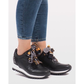 Schwarze Sport-Sneaker auf dem Keil G-124 1