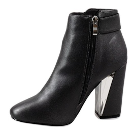 Graue Stiefel am MJ1515-Pfosten 1