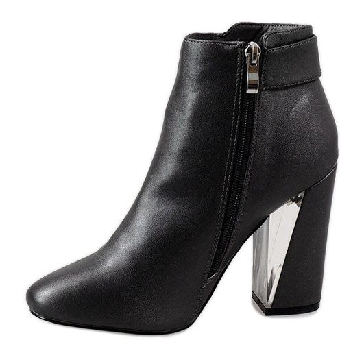 Graue Stiefel am MJ1515-Pfosten 1