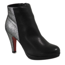 Schwarze Stiefel auf einem hohen Absatz 16-92 1