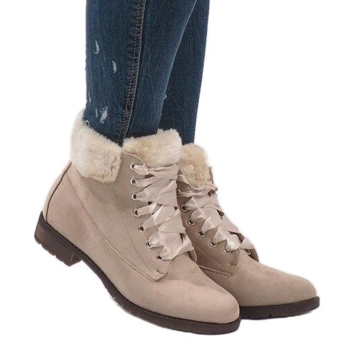 Isolierte beige Schnürstiefel C-7100 1