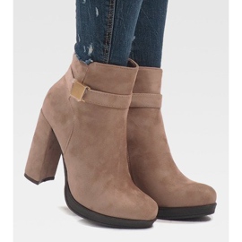 Rosa Stiefel am Pfosten J-8682 1