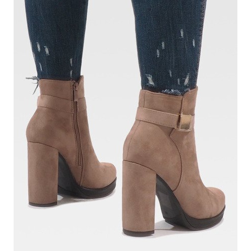 Rosa Stiefel am Pfosten J-8682 2