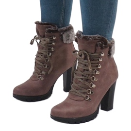 Khaki-Stiefel am N50-Pfosten grün 2