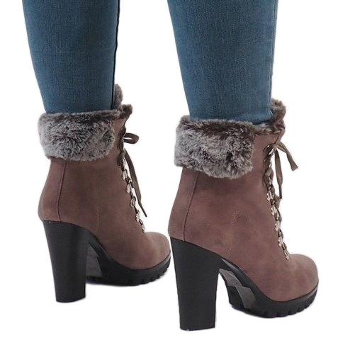 Khaki-Stiefel am N50-Pfosten grün 1