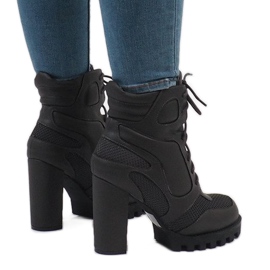 Isolierte graue Stiefel am Pfosten 9132-5 1
