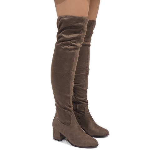 Taupe Stiefel auf einem Pfosten isoliert 1704-8 beige 1