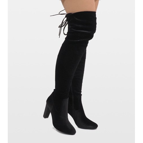 Schwarze Veloursstiefel an der E-4902 Säule 2