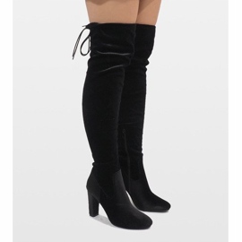 Schwarze Veloursstiefel an der E-4902 Säule 1