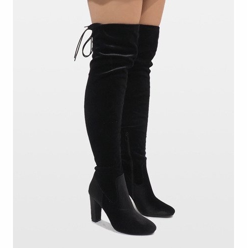 Schwarze Veloursstiefel an der E-4902 Säule 1