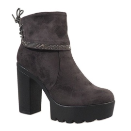 Isolierte graue Stiefel am Pfosten S80 1