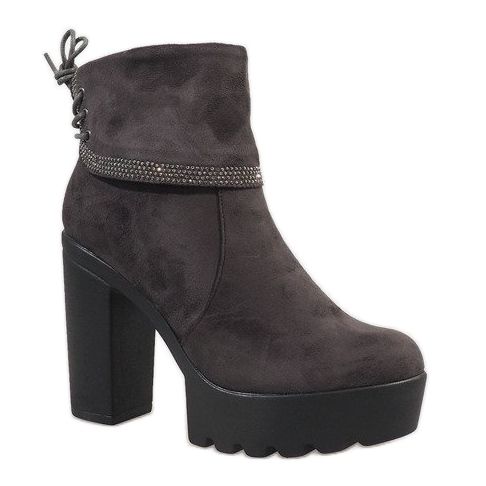 Isolierte graue Stiefel am Pfosten S80 1