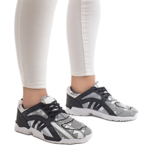 523 weiße Turnschuhe schwarz 1