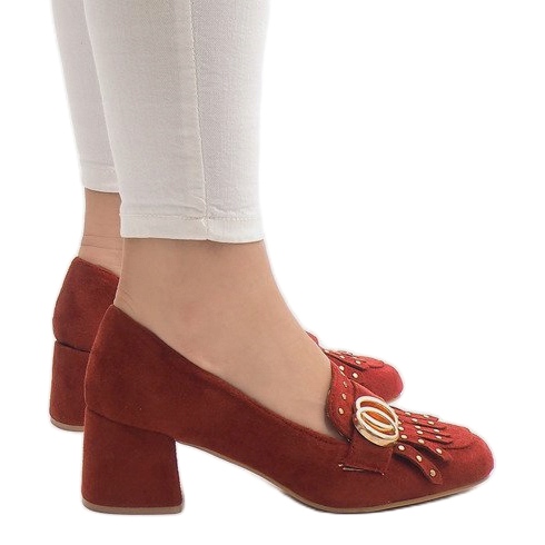 Rote Wildlederpumps an der X77-Säule 1